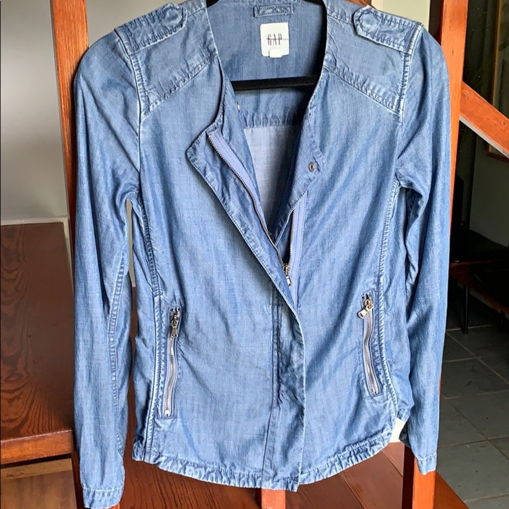 Gap denim jacket, great lines, fun pockets/C